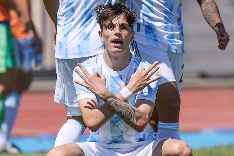 Alejandro Garnacho celebró el gol de Lionel Messi ante México desde su casa