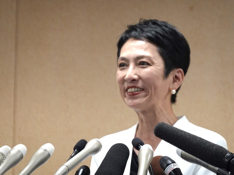 蓮舫宣布參選東京都知事 主張告別舊政治 台裔日籍參議員蓮舫27日下午在立憲民主黨黨部召開 記者會，宣布參選7月的東京都知事選舉。她痛批現 任東京都知事小池百合子8年來施政幾乎未兌現選舉 承諾，希望能重振東京都政。 中央社記者楊明珠東京攝  113年5月27日 