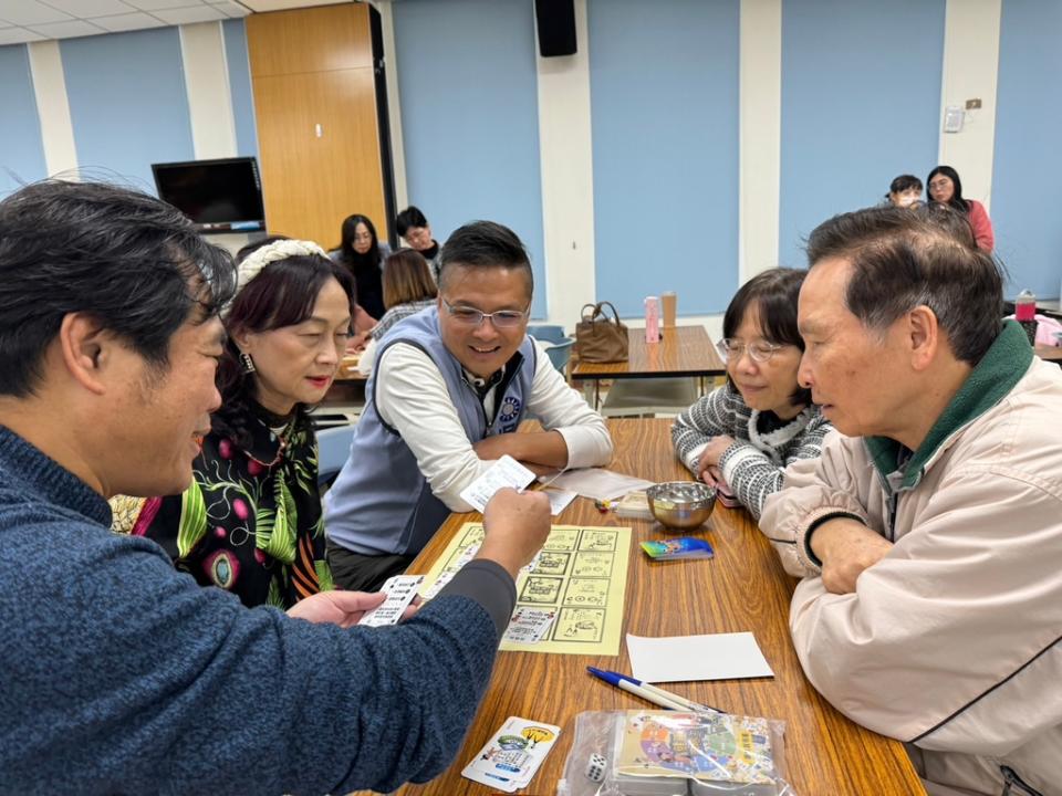 《圖說》竹縣議員吳旭智（中）認為，健康攻略王、性平攻略王兩套教具未來可推廣到各社區。（圖／新竹縣議員吳旭智提供）