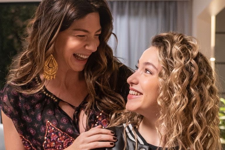 Buenos Chicos: Romina Gaetani junto a su hija en la ficción interpretada por Gina Mastronicola. Esta nueva historia de Polka debutó anoche con un buen número