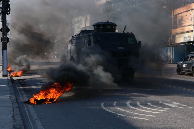 La policía militar y civil brasileña lleva a cabo una operación en la favela Complexo do Alemao. 