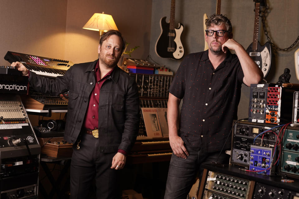 Dan Auerbach, a la izquierda, y Patrick Carney, de The Black Keys, posan en Nashville, Tennessee, el 20 de abril de 2022 para promover su 11er álbum de estudio, "Dropout Boogie". (Foto AP/Mark Humphrey)