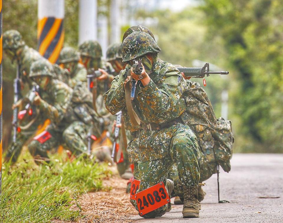 美國政治人物來訪，對台灣國防建軍的指指點點已到毫不遮掩的地步。例如男女皆兵、百萬人拿AK-47步槍等。圖為一年期義務役入伍訓練期末鑑測，役男隨時應變突發狀況就地掩護。（本報資料照片）