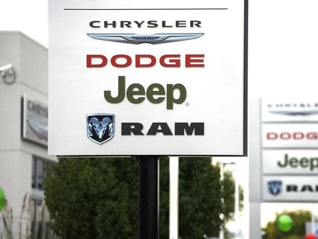 A view of a sign outside a Chrysler auto dealer in Broomfield, Colorado October 1, 2014.  REUTERS/Rick Wilking 