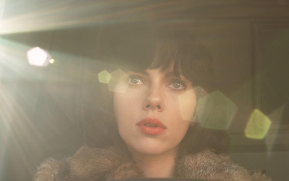 Seit sie 22 ist, soll Scarlett Johansson eine No-Nudity-Klausel in ihrem Vertrag stehen haben. Für ihre Rolle als männermordendes Alien in "Under The Skin" machte sie 2014 jedoch eine Ausnahme. (Bild: Universum)