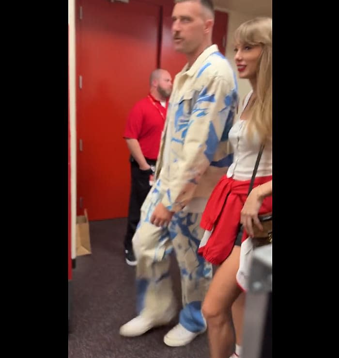 Taylor Swift con Travis Kelce saliendo de un partido del jugador