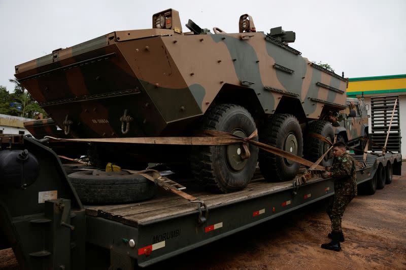 FOTO DE ARCHIVO. El ejército de Brasil traslada vehículos blindados de Manaos a Boa Vista para reforzar la frontera con Venezuela y Guyana debido a las tensiones por los reclamos venezolanos sobre la región de Esequibo, en Manaos, Brasil