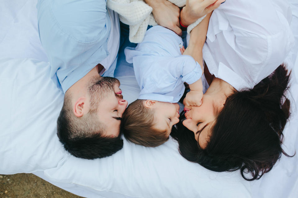 <p>Las madres primerizas, según la información publicada por David Brooks en el libro ‘El animal social’, pierden una media de 700 horas de sueño durante el primer año. Por eso es importante aprovechar las horas de sueño del bebé para echarse la siesta. (Foto: teksomolika / <a rel="nofollow noopener" href="https://www.freepik.es/" target="_blank" data-ylk="slk:Freepik;elm:context_link;itc:0;sec:content-canvas" class="link ">Freepik</a>). </p>