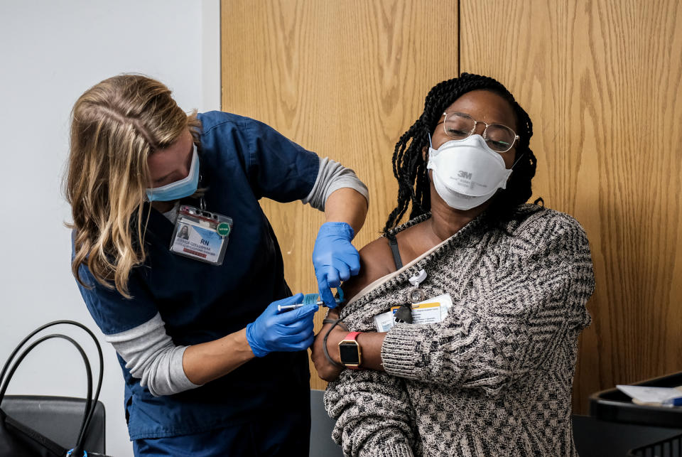 Un trabajador sanitario recibe una vacuna de Pfizer-BioNTech contra la COVID-19 en el Centro Hospitalario Virginia en Arlington, Virginia, el miércoles 16 de diciembre de 2020. (Michael A. McCoy/The New York Times).