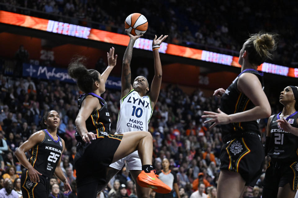 Guard Minnesota Lynx Courtney Williams (10) menembak melewati guard Connecticut Sun Veronica Burton pada paruh pertama pertandingan semifinal bola basket WNBA, Jumat, 4 Oktober 2024, di Uncasville, Conn. (AP Photo/Jessica Hill)