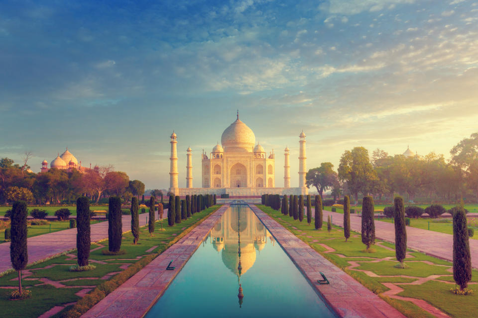 The Taj Mahal on a sunny day.