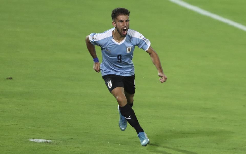 Diego Rossi, de la selección de Uruguay, festeja luego de anotar ante Paraguay en un encuentro del Preolímpico Sudamericano, el domingo 19 de enero de 2020, en Armenia, Colombia (AP Foto/Fernando Vergara)