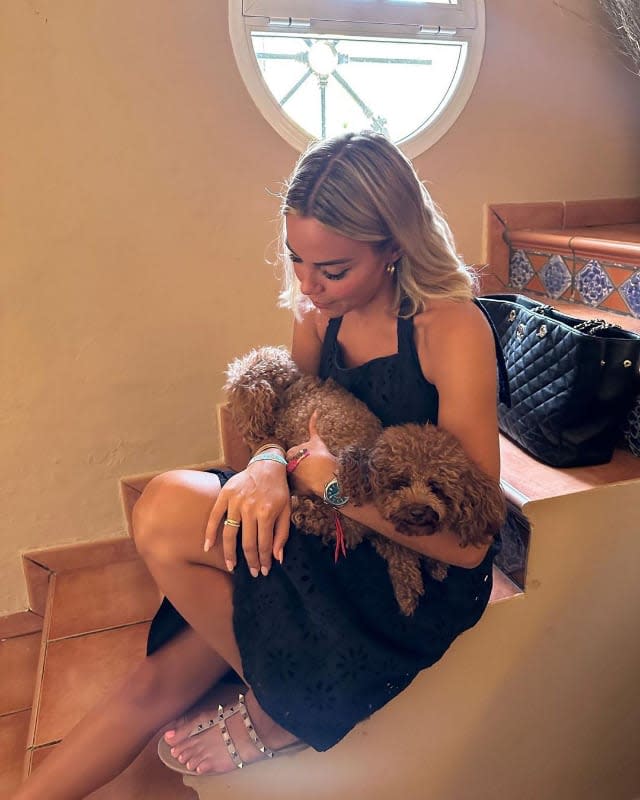 Alba Silva con su perro 