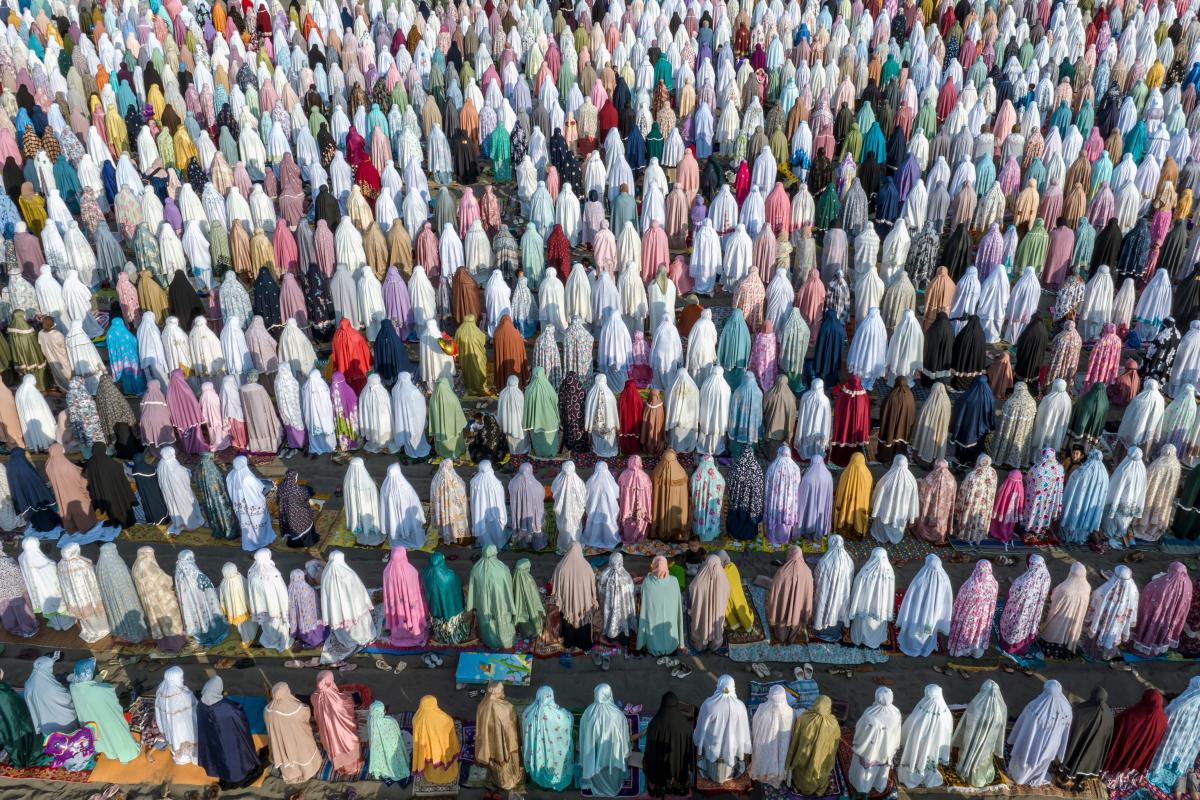 Ид намаз. Индонезийские мусульмане. ИД Аль Фитр 2023. Мусульмане сейчас. Самая приятная ткань для намаза.