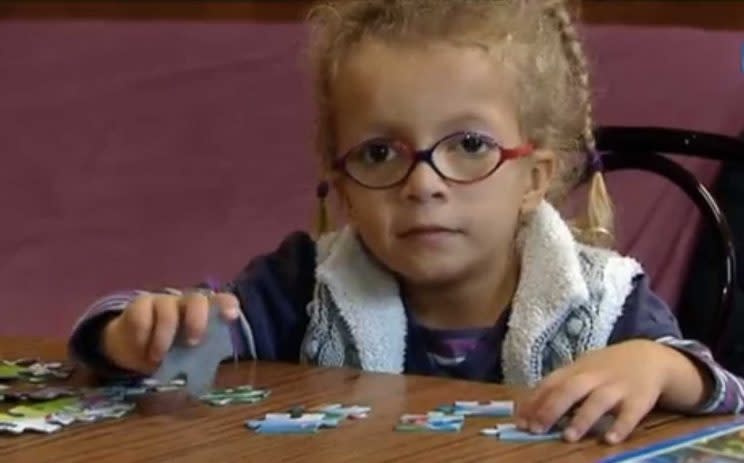 <p>France Télévisions nous dresse le portrait de Léonie, 6 ans, atteinte d’une maladie polyhandicapante. Si elle mène presque une vie normale de petite fille, sa famille fonde beaucoup d’espoir sur la recherche pour l’aider à vaincre sa maladie.</p>