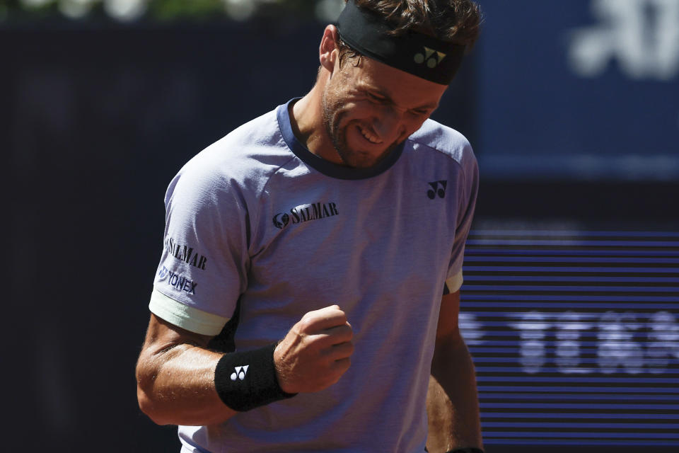 Casper Ruud of Norway celebrates a point against Tomas Martin Etcheverry of Argentina during a semi final open tennis tournament in Barcelona, Spain, Saturday, April 20, 2024. (AP Photo/Joan Monfort)