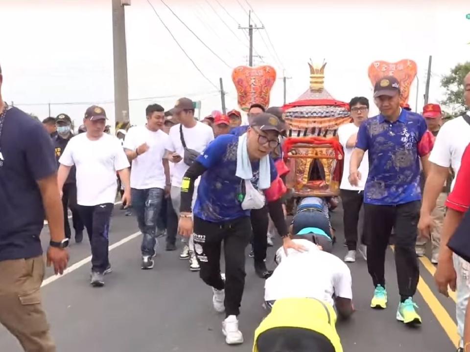 迎接「大甲鎮瀾宮媽祖」遶境，南、北彰化警方兩樣情；北彰嚴防暴力搶轎；南彰則輕鬆成立「機動補給站」。（圖：李河錫攝）