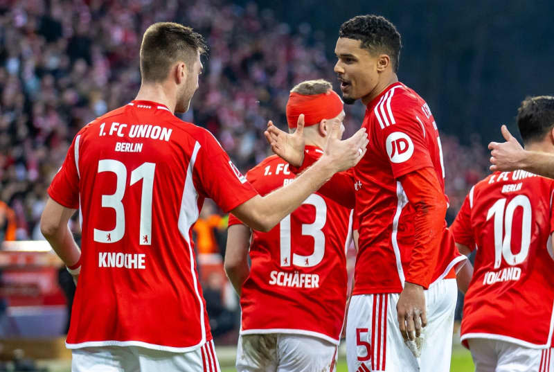 Union Berlin's Robin Knoche (L) celebrates after scoring his side's first goal of the game during the German Bundesliga soccer match between FC Union Berlin and VfL Wolfsburg at An der Alten Foersterei. Andreas Gora/dpa