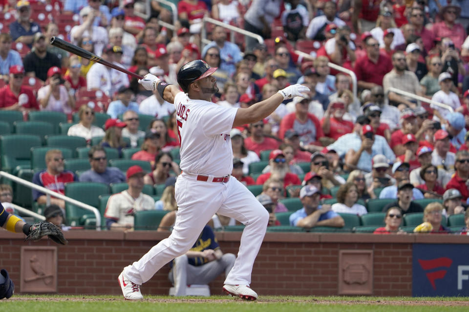 Albert Pujols, de los Cardenales de San Luis, pega jonrón ante los Cerveceros de Milwaukee, el domingo 14 de agosto de 2022. (AP Foto/Jeff Roberson)