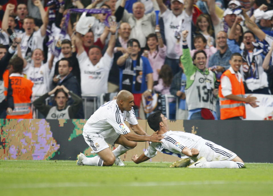 Roberto Carlos (left) celebrates with Reyes during the Spanish Liga match between Real Madrid and Mallorca (Photo by Liewig Christian/Corbis via Getty Images)