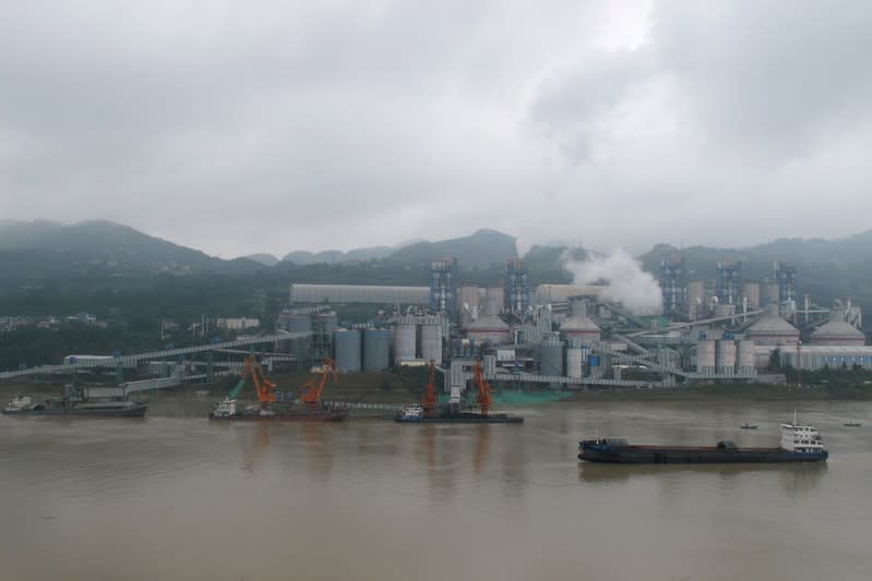 FOTO DE ARCHIVO: Una planta de cemento es vista por el río Yangtze cerca del condado de Fuling en Chongqing, China