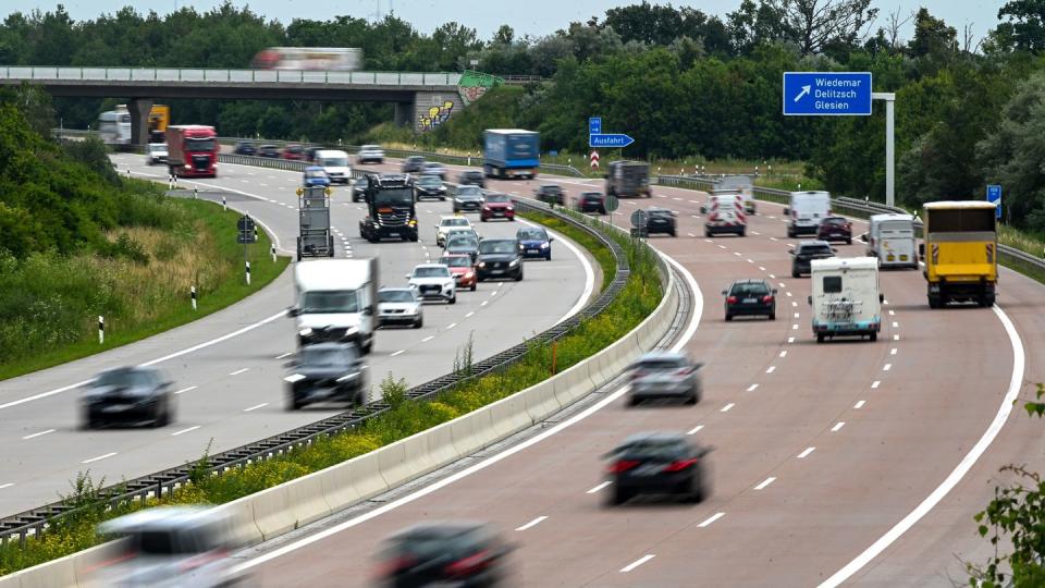 Obwohl es in Deutschland immer mehr Autos gibt, fahren die Menschen damit weniger weit. (Bild: dpa)