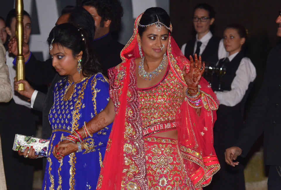 Shristi Mittal (derecha) llega para su boda con Gulraj Behl, celebrada en el Museo Nacional de Arte de Catalunya (MNAC) el 7 de diciembre de 2013 en Barcelona, España.(Robert Marquardt/Getty Images)