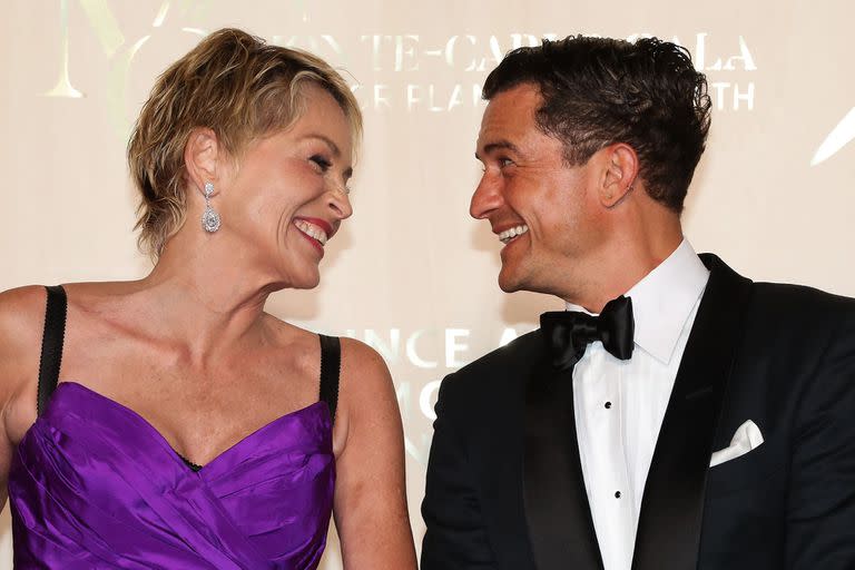 ¿De qué se ríen? Sharon Stone y Orlando Bloom, durante una sesión de fotos previa a la Gala de Montecarlo para la Salud del Planeta, en Mónaco