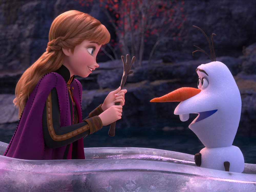 Anna und Schneemann Olaf in "Die Eiskönigin 2" (Bild: 2019 Disney. All Rights Reserved.)