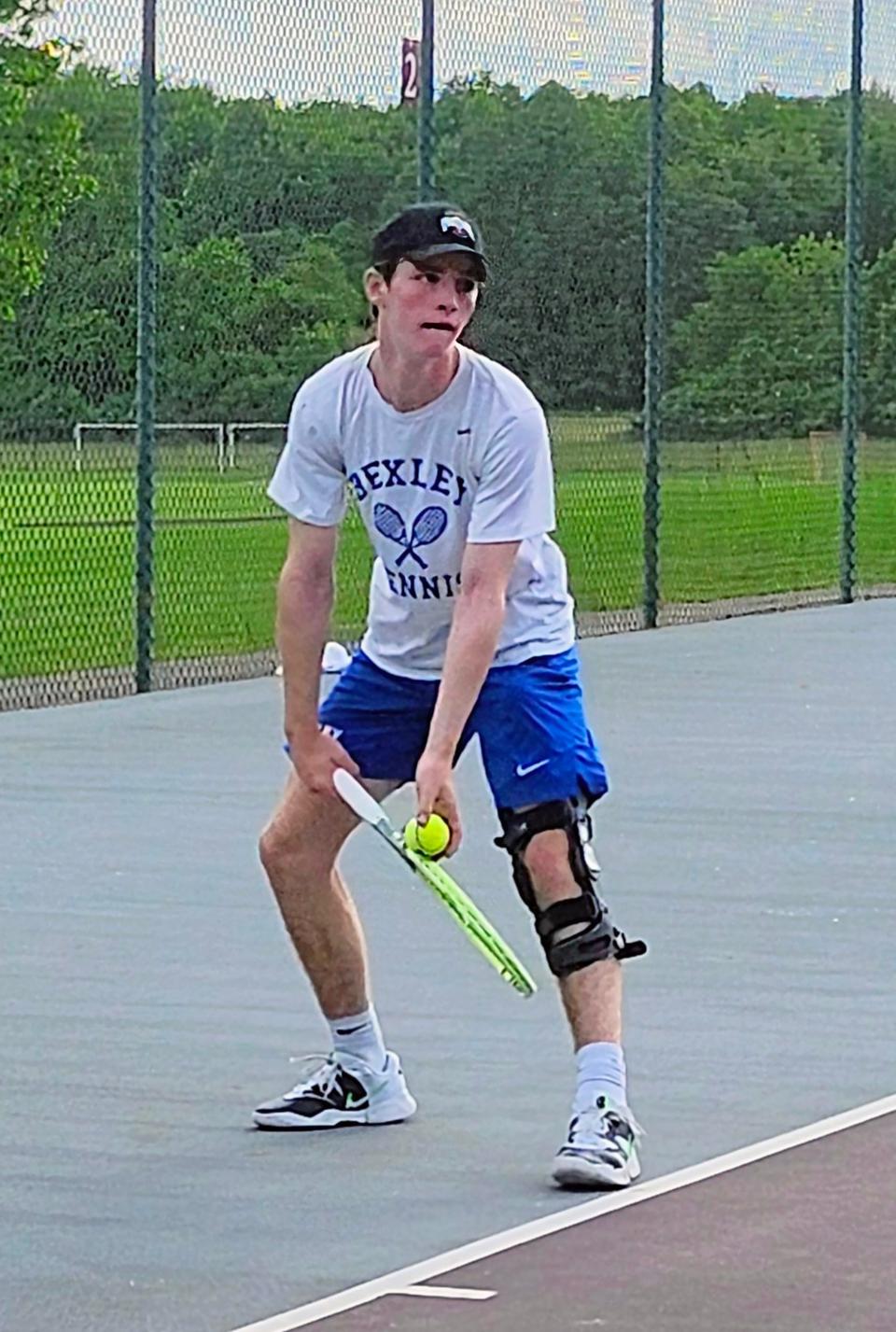 El estudiante de primer año de Bexley, Henry Lessard, lleva un récord de 22-1 al torneo estatal de la División II.  Aún no ha perdido un set en la postemporada.