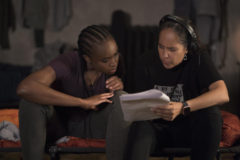 En esta imagen proporcionada por Netflix la directora Gina Prince-Bythewood, derecha, con la actriz KiKi Layne durante la filmación de "The Old Guard". La película de acción protagonizada por Charlize Theron y Layne se estrena el 10 de julio en Netflix. (Aimee Spinks/Netflix via AP)