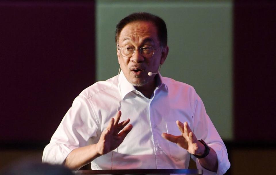 PKR Youth leader Nazrin Idham Razali’s proposal for a vote of no-confidence against party president Datuk Seri Anwar Ibrahim is just an attention-seeking ploy, the wing’s coordinating secretary Chua Wei Kiat said. — Bernama pic