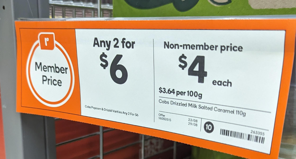 Woolworths shelf price tag for Cobs Salted Caramel Popcorn, showing different prices for Everyday Rewards members and non-members