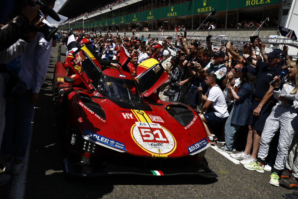 Los pilotos del Ferrari AF Corse, Antonio Giovinazzi, Alessandro Pier Guidi y James Calado, celebran su victoria en las 24 Horas de Le Mans, el domingo 11 de junio de 2023. (AP Foto/Jeremias Gonzales)