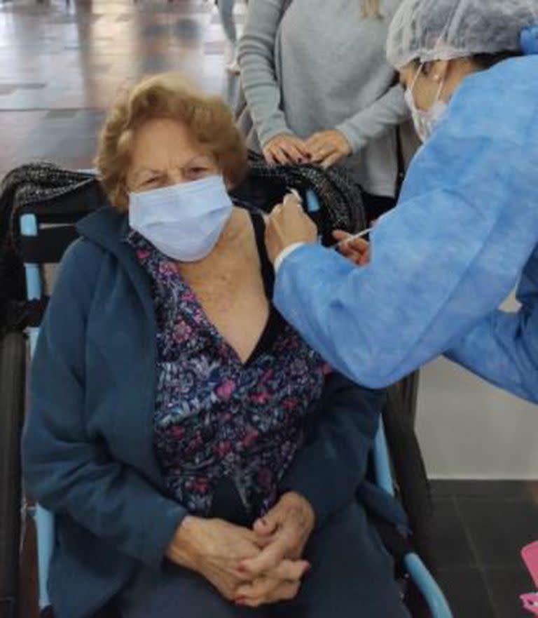 Maruja recibió la segunda dosis de la  vacuna el mismo día que cumplió 101 años