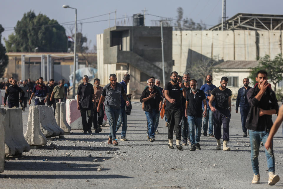 Die israelische Armee lässt 3.200 palästinensische Arbeiter über den Grenzübergang Kerem Shalom im südlichen Gazastreifen frei. Nach dem Hamas-Anschlag vom 7. Oktober wurden Arbeiter im Westjordanland verhaftet. (Bild: Mohammed Talatene/dpa)