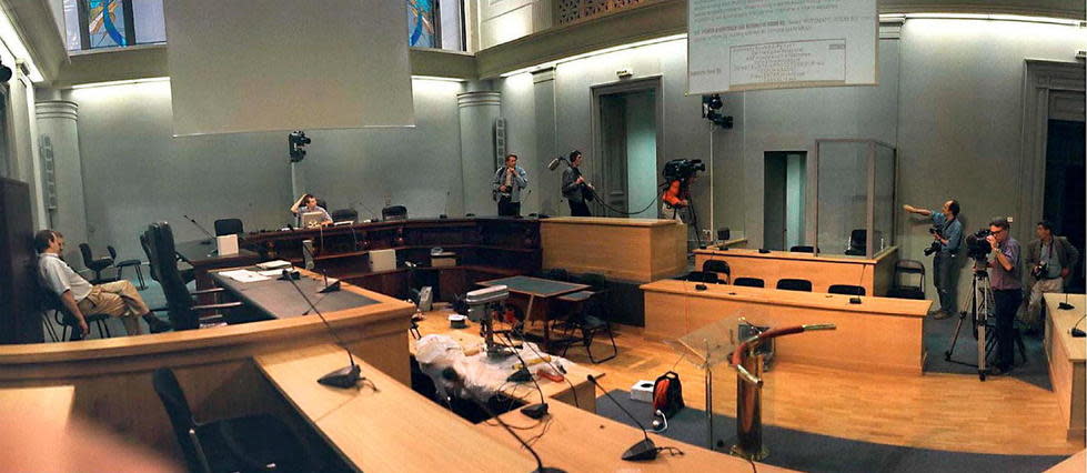 Cameramen et photographes quelques minutes avant l'ouverture du procès de Maurice Papon pour « crimes contre l'humanité », en octobre 1997.
