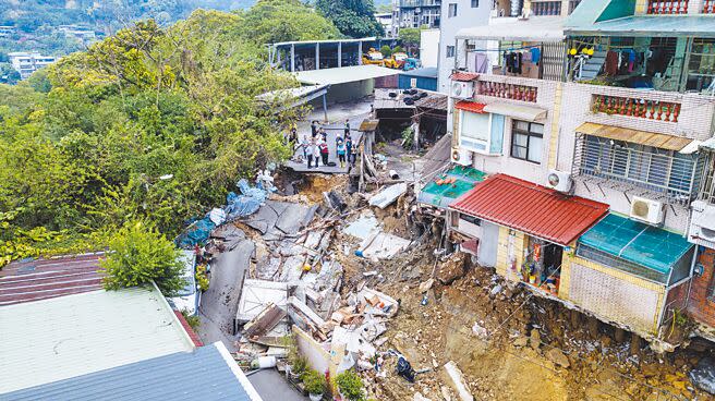 0403花蓮大地震，新店安泰路也傳出因地基下陷，導致8間連棟建築出現塌陷、懸空。（郭吉銓攝）