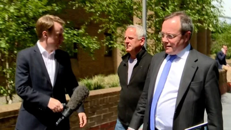 Andy Verity intenta entrevistar a Peter Johnson fuera del tribunal en 2016. Su abogado Tony Woodcock está a la derecha.