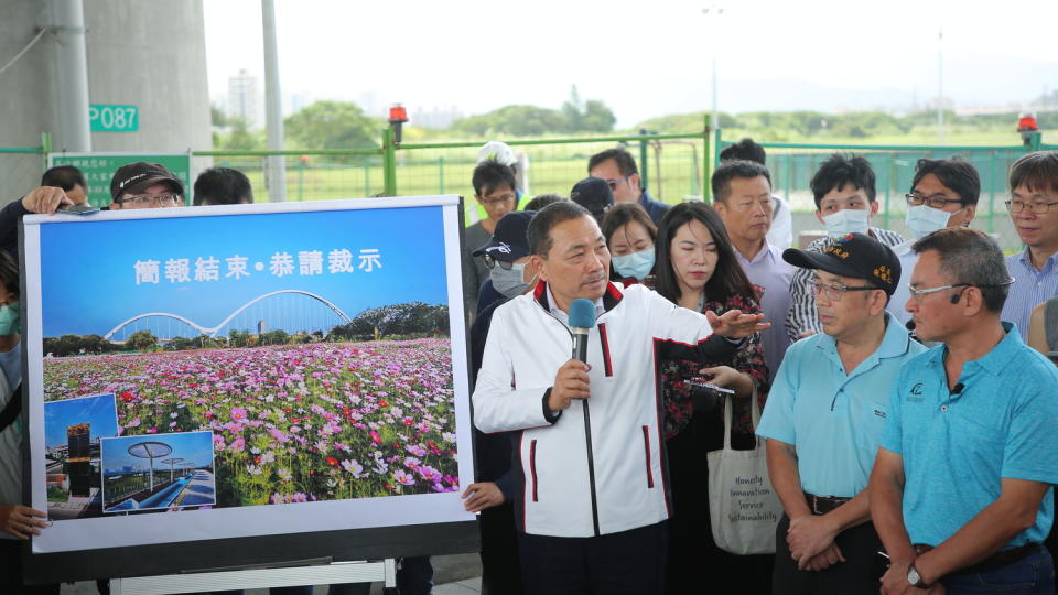 新莊河濱「大河之舟」正式啟航，侯友宜今視察大漢溪左岸新莊端河濱公園新建工程及規劃案。    圖：新北市新聞局提供