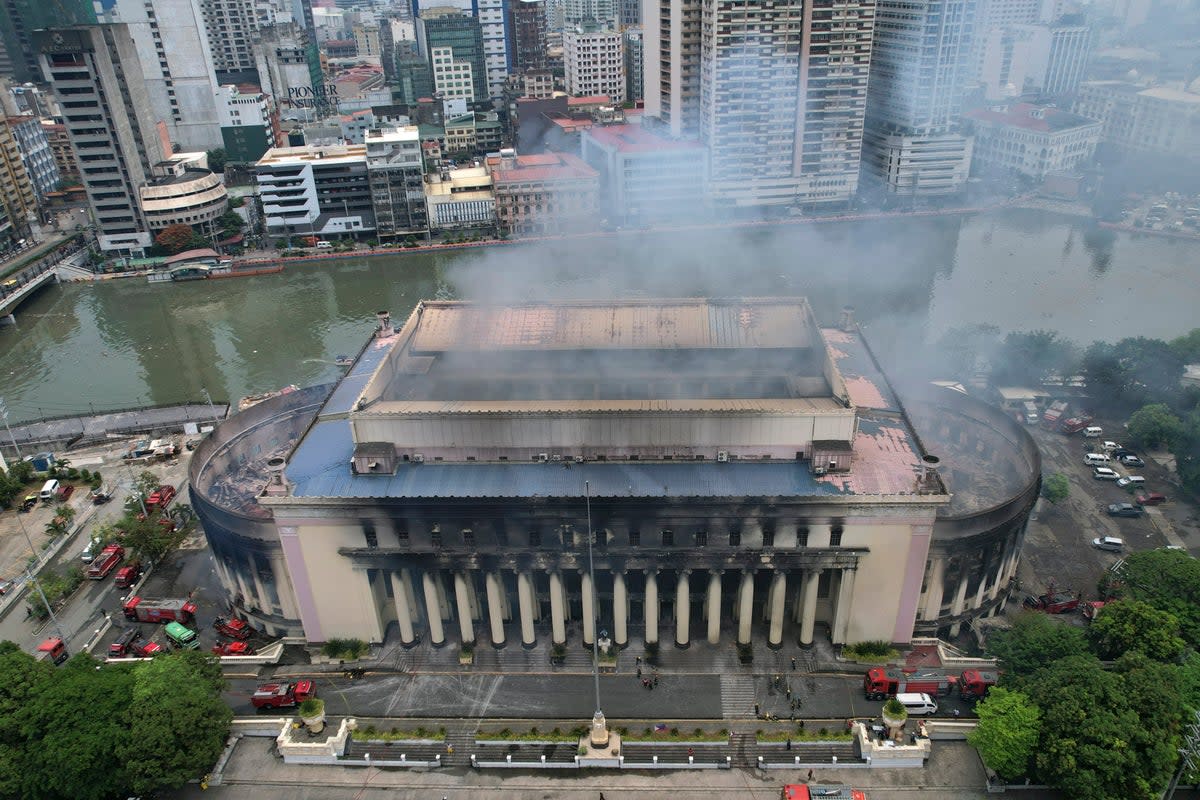 FILIPINAS-INCENDIO EN OFICINA POSTAL (AP)