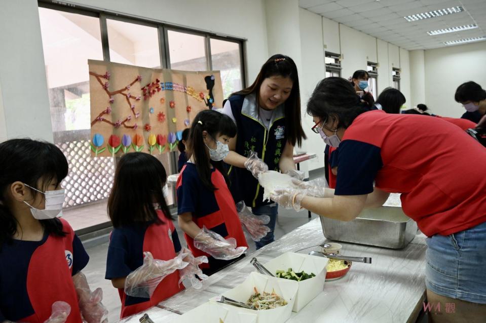 ▲福興鄉東區幼兒園特別安排了包潤餅活動，讓幼兒園的小朋友們能夠親身體驗製作潤餅的樂趣，同時認識清明節的由來與習俗。（記者陳雅芳攝）