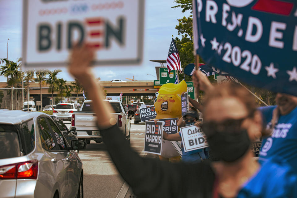 Simpatizantes cubanoestadounidenses de Joe Biden, el nominado demócrata a la presidencia, en el condado Miami-Dade de Florida el 24 de octubre de 2020. (Saul Martinez/The New York Times)