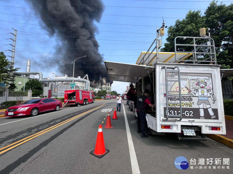 空品監測車抵達工廠火災現場