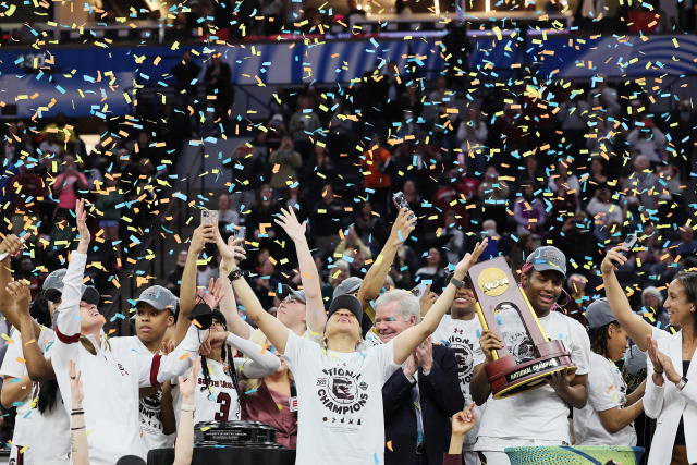 Dawn Staley wears vintage jersey, gives history lesson during NCAA tourney