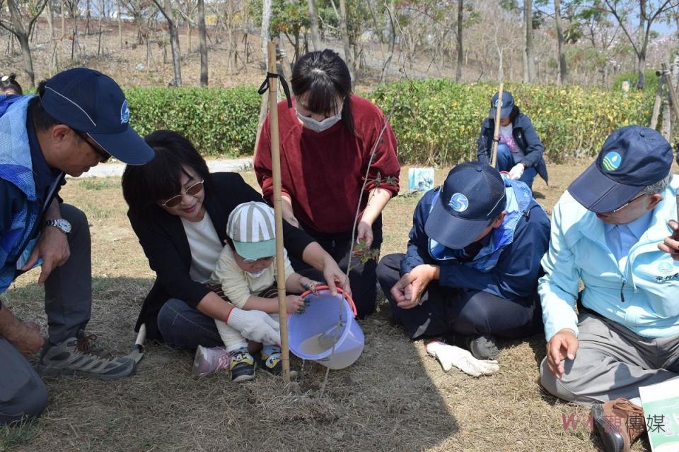 立委蘇治芬表示，全世界都在面臨極端氣候的考驗，藉由植樹活動，每個人都為地球貢獻一份心力、一份微小的力量，用自己的手種一棵樹，所以希望在面對極端氣候時，大家不要在想水泥、硬體工的問題，多想些軟體的生態，多種一些樹，保護我們的生態，讓我們的土地可以呼吸，因為有這些樹。