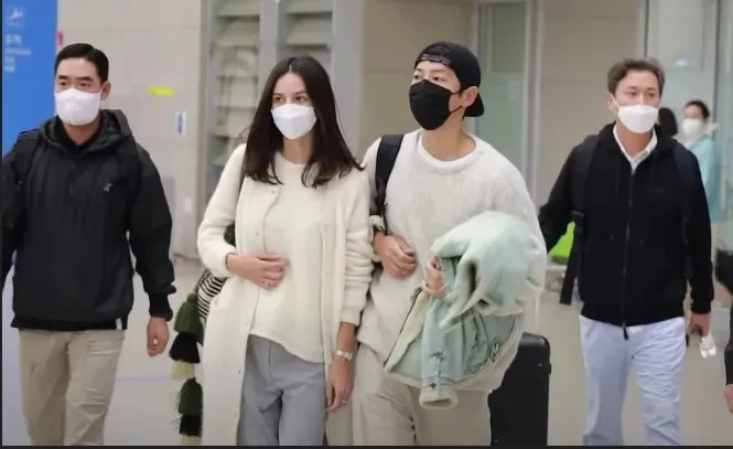 宋仲基（右二）和女友本月初一起從新加坡回到韓國。翻攝Newsen