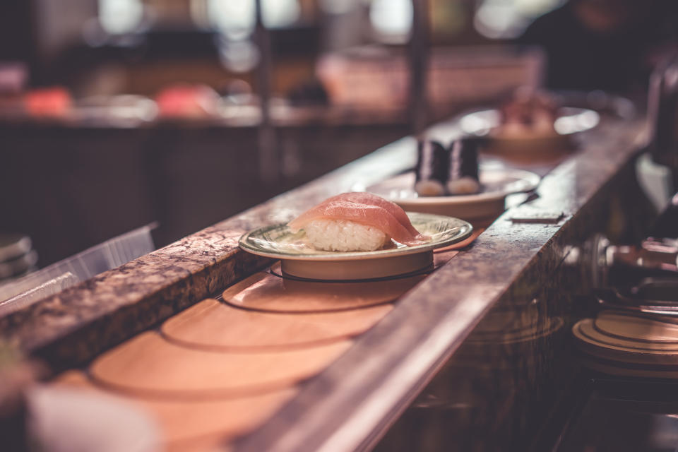 Sushi am Fließband gehört fest zur japanischen Esskultur. (Symbolbild: Getty)