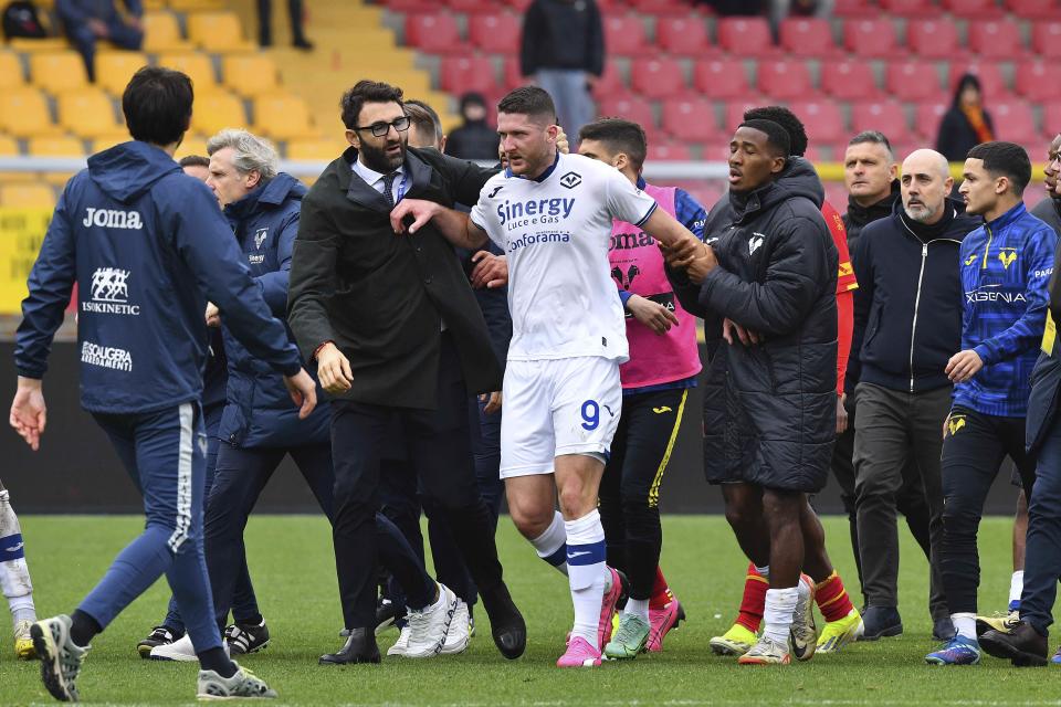 Verona's Thomas Henry, center, leaves the pitch after the Serie A soccer match between U.S. Lecce and Hellas Verona FC at Via del Mare Stadium, Lecce, Italy, Sunday March 10, 2024. Lecce coach Roberto D’Aversa head butted Hellas Verona striker Thomas Henry following a heated matchup between two teams just above the relegation zone in Serie A on Sunday. (Giovanni Evangelista/LaPresse via AP)