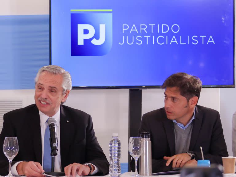 Alberto Fernández y Axel Kicillof, en la reunión del PJ posterior a la renuncia del Presidente a su reelección